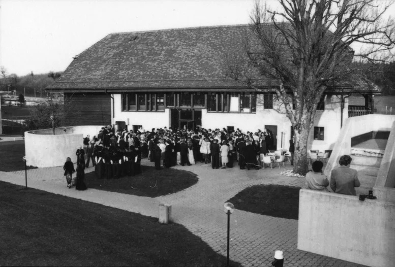 Figure 6: Alumni event in front of La Ferme, 1982. [EHL Archives, Fonds audiovisuel, CH-000963-7 AV-PH-BI-1982-4-1, 1982.]— Source: EHL