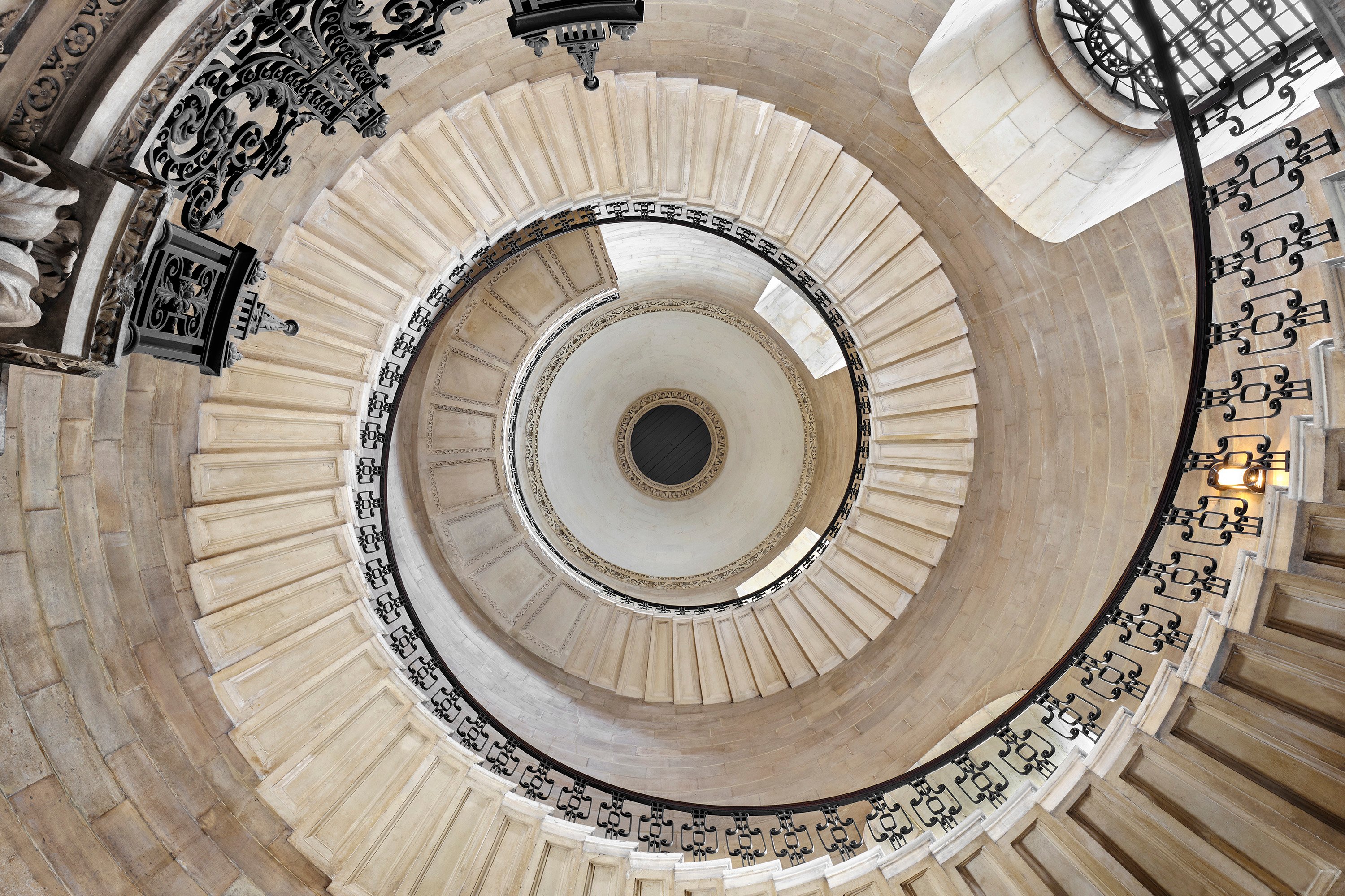 Les invités monteront le célèbre escalier géométrique pour accéder à la bibliothèque cachée de la cathédrale Saint-Paul. — Photo de Airbnb