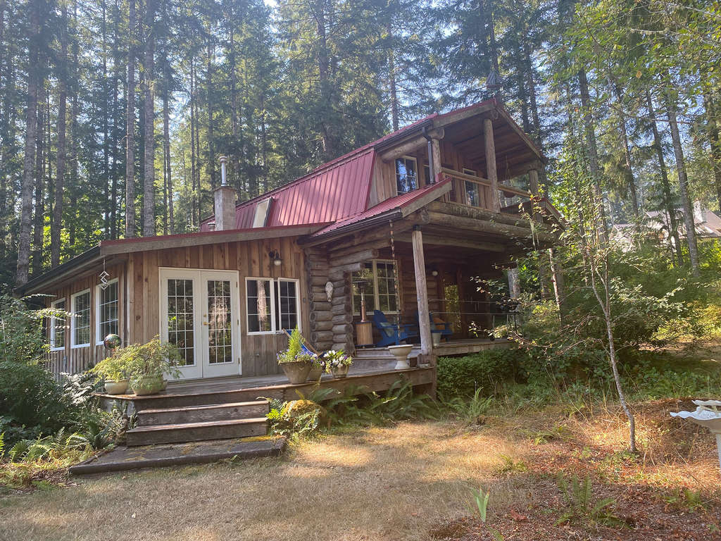 Luxury Log Cabin, Lake Cowichan , BC — Source: Airbnb