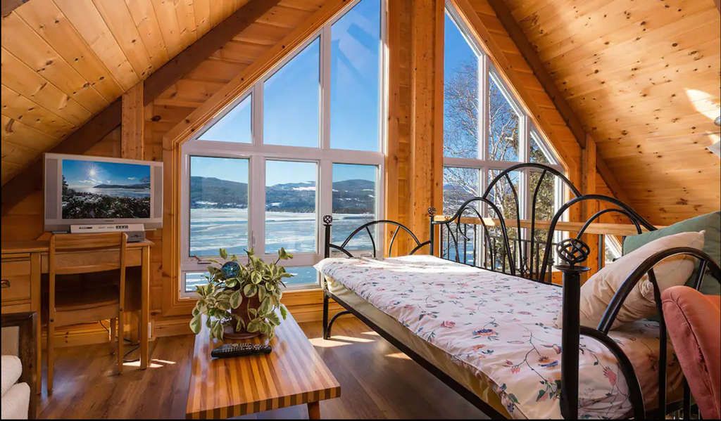 Vue incroyable sur le fleuve! Baie-Saint-Paul, Quebec — Source: Airbnb