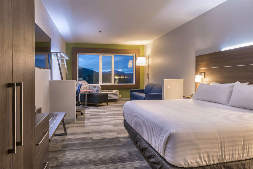 Bedroom at Holiday Inn Express & Suites Courtenay – Comox— Photo by IHG