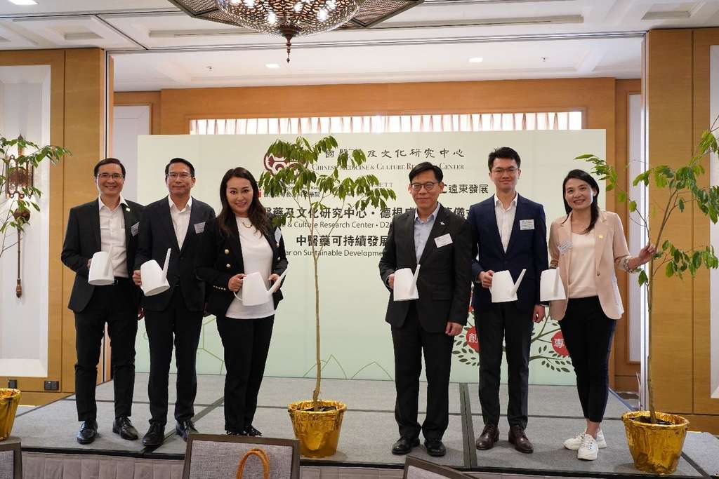 La cérémonie a été présidée par (de gauche à droite) : M. Edmund Tak Man Li, l'honorable M. Chu Kwok Keung (circonscription de l'éducation), Mme Winnie Chiu JP (présidente de Dorsett Hospitality International), M. Donald Tong (directeur exécutif de VTC) , M. Ho Ka Ki (Bureau de médecine chinoise), Dr Au Chung Tung Dawn (professeur agrégé et chef de projet à Thei) — Photo de Dorsett